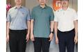 雷军手持神秘新机,这是小米阔折叠手机?