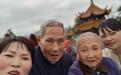 102岁老人拄拐游览黄鹤楼,湖北“长寿镇”百岁老人仍能生活自理