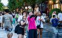 外国年轻人正把自己活成“中国人”