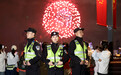 烟花绽放之际,他们“背对”烟花