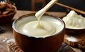 一杯奶中看乳业生存法则:巨头盈利创新高、二梯队生存混战,低温与B端成破局关键