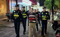 你过节,我守护!雨夜的恩施街,这抹“警”色亮了