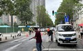 大吊车沿路漏油致骑行市民接连滑倒,青山城管应急处置2小时恢复路面正常通行