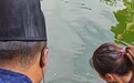 万岁山武侠城游客手机掉入河中,两“锦衣卫”接力下水搜寻:事发地为流动水域,花了近1小时捞出手机
