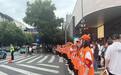 杭州湖滨路口再筑“最美人墙”,市民自发“投喂”奶茶