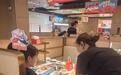 吃顿饭拎走衣架和水盆,武汉海底捞一门店开学季送出“土味”开学礼