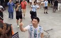 上海一中国阿根廷球迷对西班牙球迷种族歧视,之后被警方带走
