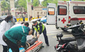 晚高峰车流中,骑车男子突然倒地!江岸交警第一时间冲上前