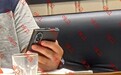 就餐时被拍!安卓第一阔折叠三星Galaxy Z Fold8真机被员工泄密:外观实锤