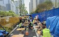 汉口一工地数百名工人当街就餐,执法人员重新选址为工人支起小饭桌