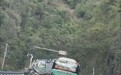 贵州G352国道山体落石,一辆私家车被砸中,司机不幸身亡