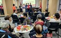 丹桂飘香月圆满,邻里欢聚庆中秋