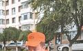 凌晨四点的“唰唰”声,是他和一条路的15年“对白”