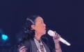 那英在演唱会上着黑衣临时加唱《弯弯的月亮》致敬刘欢