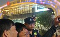 山东人为追朱之文有多拼!15岁少年翻围栏想跟他合影,朱之文全程配合满足其心愿,人群中有人高喊:朱之文!大家都喜欢你