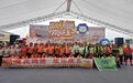 佛山地铁请一线劳动者吃莫氏鸡煲,主理人老莫现场送汤料包,环卫工人:不仅吃了鸡,还和老莫合了影