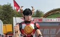 全球首个最高、最大的6米超仿真人形机器人亮相亦庄半马,跑友争相合影成打卡地标