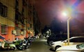 小区路灯太亮影响一楼住户睡眠?居委物业称将采取“减亮”措施
