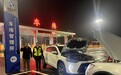 寒冬雨夜电车司乘被困,车埠高速收费站工作人员送来开水和泡面、牛奶