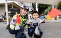 街头处处荧光黄!武汉交警护航市民游客平安出行