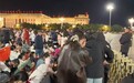 10月1日,10.1万人共赴一场家国浪漫之约:有人提前10小时抵达通宵等候,78岁奶奶坐着轮椅圆梦热泪盈眶