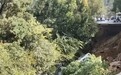 昆明一条道路发生坍塌多车坠落,一人受到惊吓在医院睡着,当地通报:15辆车受困,未发现人员伤亡