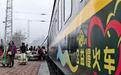57岁菜农坐秦岭“慢火车”进城卖菜:往返一趟30多小时只需45元车费,列车员贴心制作“价目表”可直接在车厢内叫卖