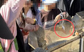 多名孩子在景区用磁吸充电线钓许愿池硬币,目击者发声