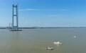 张靖皋长江大桥南航道桥先导索成功过江(2)