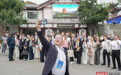 外国市长集体参访黄鹤楼:品文创冰淇淋、敲钟祈福、朗诵唐诗——“黄鹤楼本身比风景更令人震撼”