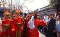 骑马上成都|宽窄巷子里,“财神”携机器人向市民游客送福