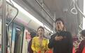 辽宁歌剧院4名歌手现身沈阳地铁车厢,与乘客深情合唱《我和我的祖国》
