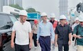 于东来带外国设计团队考察梦之城建设,还“当起了司机”,该项目投资65亿元,当地居民:他经常来工地查看进展