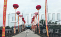 村民为悬挂婚庆气球,竟在水库大坝公路“钻孔”数十个,官方回应