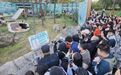 太阳岛大熊猫馆节日火爆!文创IP“穿”上民族服饰,让旅游消费从“看熊猫”延伸到“带走文化”