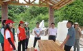 武汉工商学院师生走进乡村,在田间地头同上“大思政课”