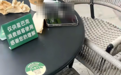 星巴克一门店外座椅被铁链锁住引关注 记者探访:座椅已全部打开,提示“仅供顾客使用”