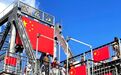 800面国旗映红125岁老桥,人潮中他们用快门为游客定格冰城记忆