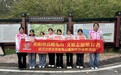 九九重阳登龟山,小小木梳传温情,武汉文旅志愿者为老人送服务