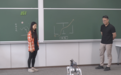 机器狗指挥人类用天平称重!清华现场演示:无脚本,任务随机,观众即兴出题