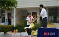湖南一小学开学典礼奖活鸭活鹅,校长:孩子们抱着活物更有成就感,已坚持三年