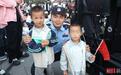两颗糖甜到心里,民警国庆执勤收到小朋友糖果投喂