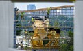 特朗普500万美元镀金雕像遭批:不如让孩子吃饱