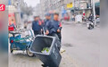 官方称摊贩不服管理致秩序员踢桶 【“菜市场秩序维护人员踢翻垃圾桶”,