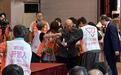 88岁国民党前主席吴伯雄上台致辞前不慎跌倒,称“会尽量活久一点”