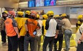 郑钦文夺冠后霸王茶姬“买一送一”爆单,武汉一门店挤满等候取单的外卖小哥:一杯等了超过一个小时,换平时能跑七八单
