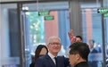 清华大学经管学院顾问委员会年度会议今明两天召开,库克现身清华园,对着学生镜头比耶,他担任该委员会主席,黄仁勋为今年新增委员