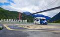 男子将房车改造成理发店,边自驾游318边理发赚钱:出发一个月跑了2600公里,挣了6000多元除去花销还能结余