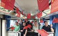 送一面小红旗,听一路红色故事 607路“情暖车厢”庆国庆