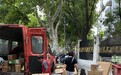快递分拣占据网红小马路人行道,公共道路如何还路于民?